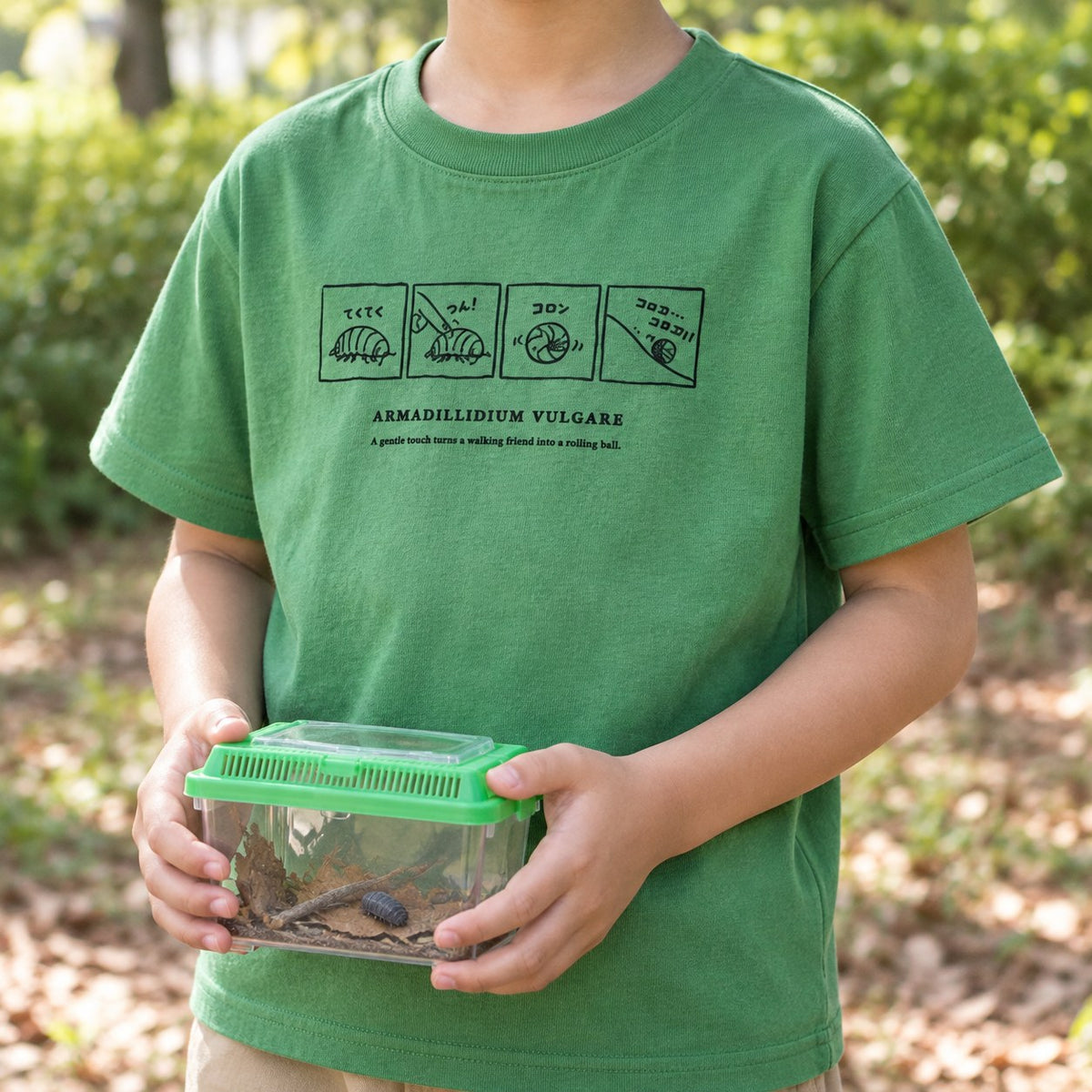 ダンゴムシ4コマ 絵本キッズTシャツ 着用アップ