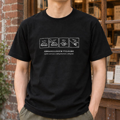 ダンゴムシ 絵本Tシャツ「ダンゴムシ4コマ」｜まるまる、4コマの物語。