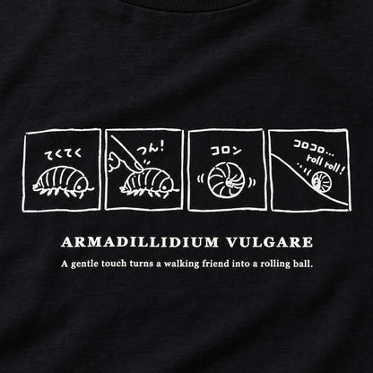 ダンゴムシ 絵本Tシャツ「ダンゴムシ4コマ」｜まるまる、4コマの物語。