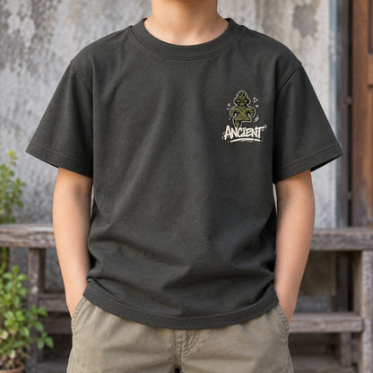 ワッペン風ワンポイント「ANCIENT」キッズTシャツ チャコール 着用アップ サムネイル