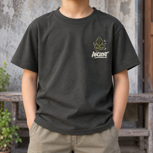 ワッペン風ワンポイント「ANCIENT」キッズTシャツ チャコール 着用アップ サムネイル
