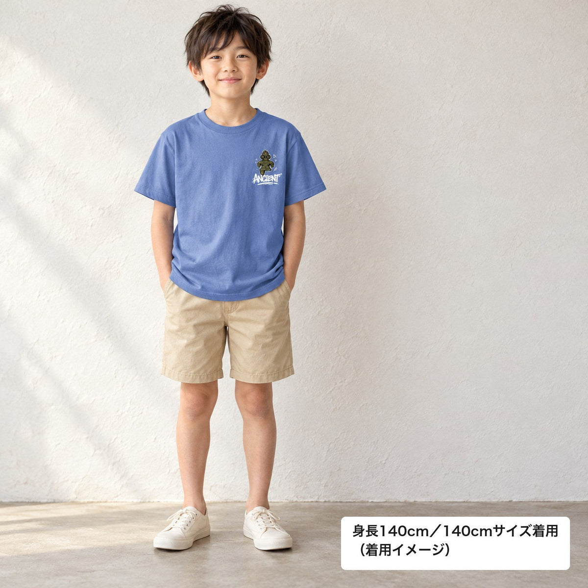 ANCIENT キッズTシャツ ダスティブルー 着用全身（身長140cm・140サイズ着用）