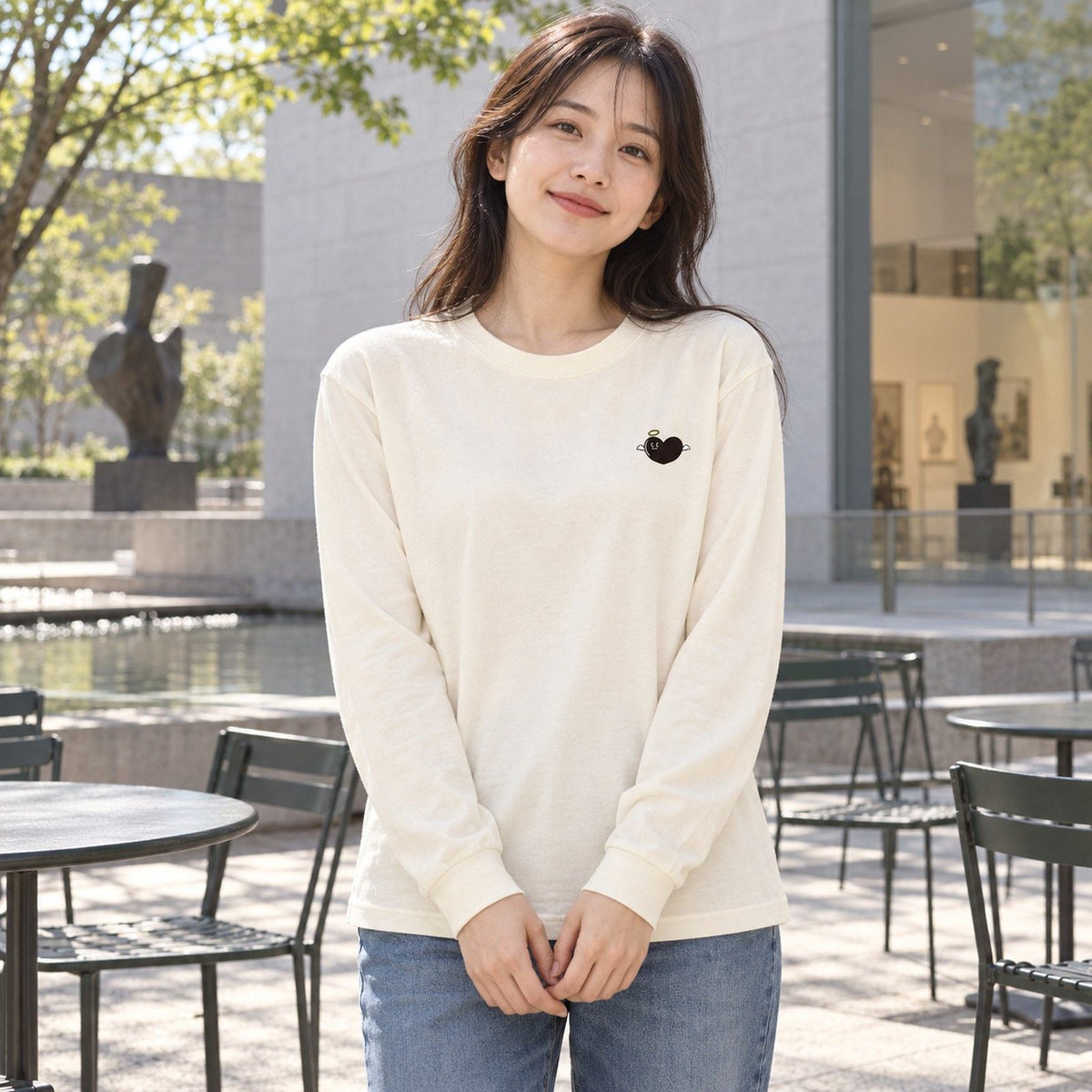 あのよん（天使ハート）袖リブ長袖Tシャツ アイボリー 女性の日常（美術館のテラスで穏やかに過ごす）