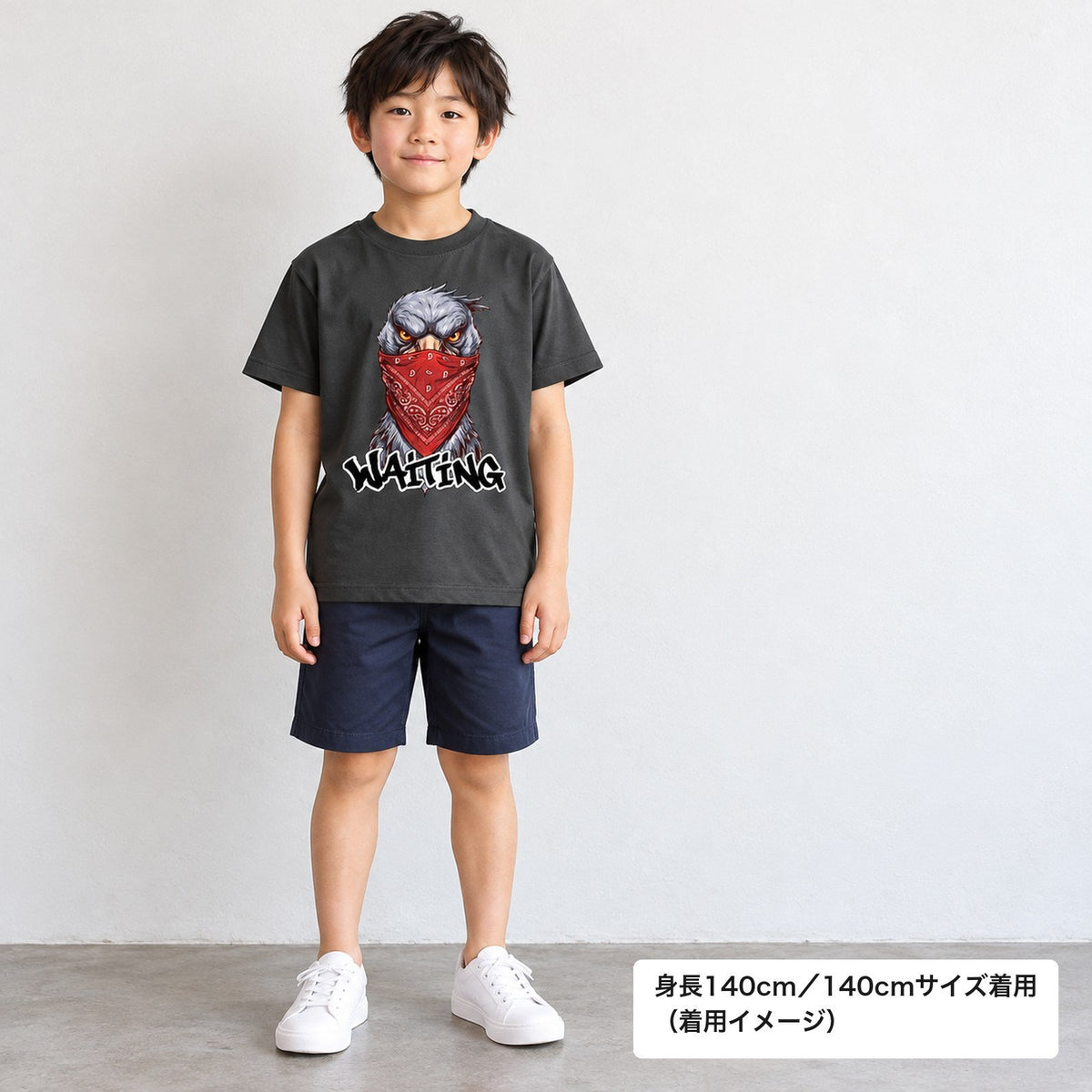 WAITING（赤いバンダナのハシビロコウ） キッズTシャツ チャコール 着用全身（身長140cm・140サイズ着用）