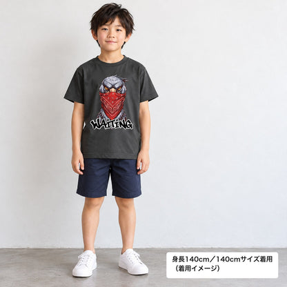WAITING（赤いバンダナのハシビロコウ） キッズTシャツ チャコール 着用全身（身長140cm・140サイズ着用）