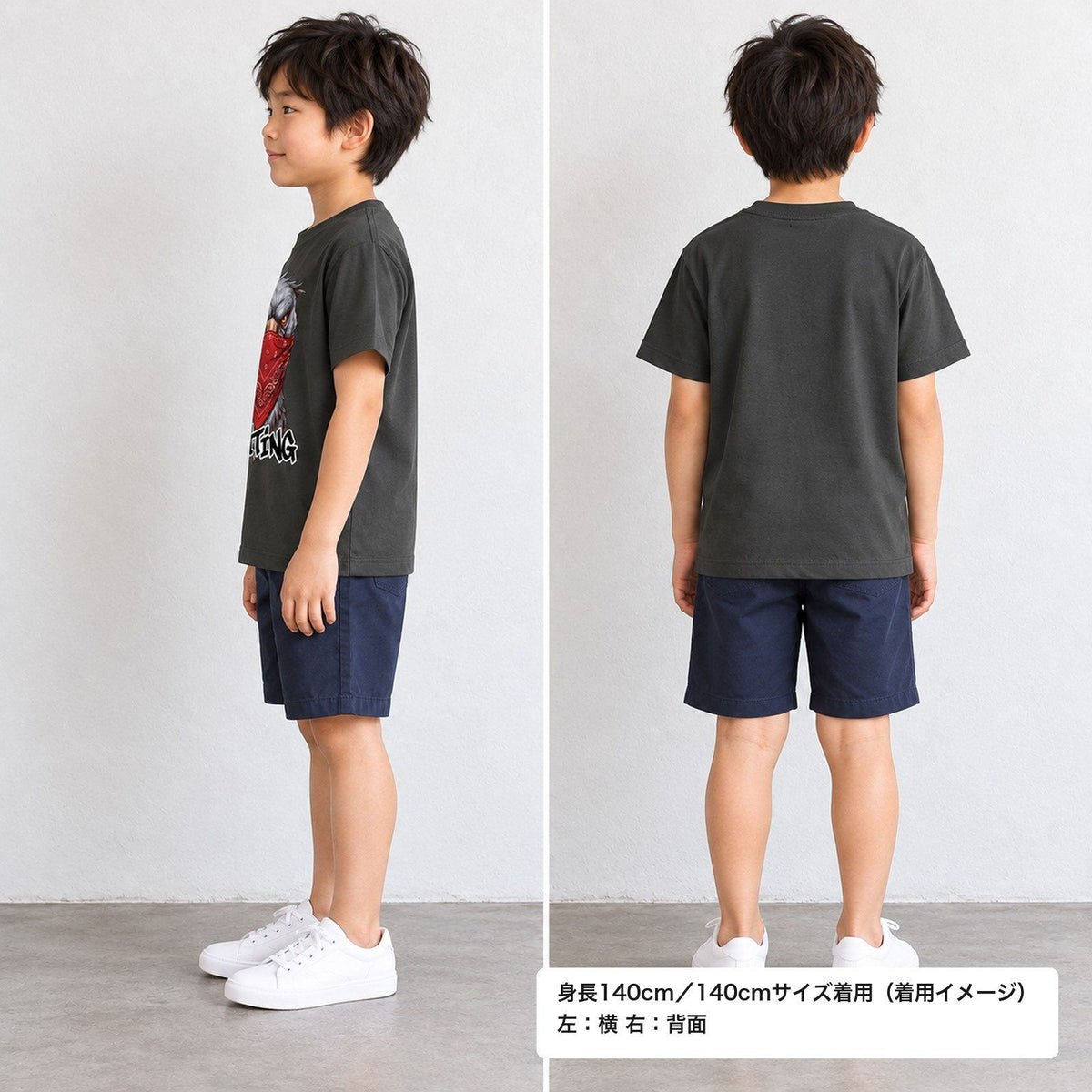 WAITING（赤いバンダナのハシビロコウ） キッズTシャツ チャコール 着用 横・背面（背中は無地）