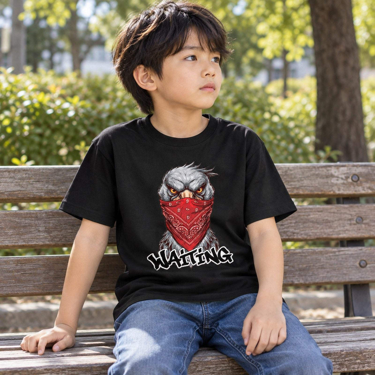 WAITING（赤いバンダナのハシビロコウ） キッズTシャツ ブラック 子どもの日常（公園で休憩）