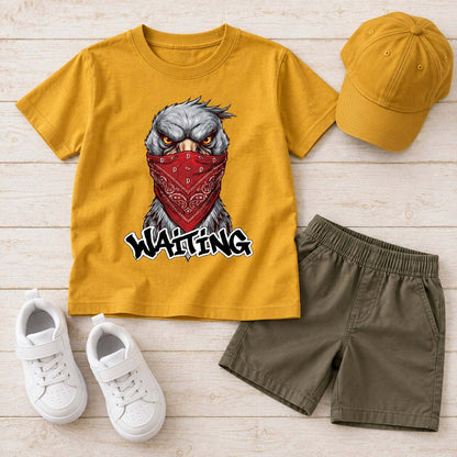 WAITING（赤いバンダナのハシビロコウ） キッズTシャツ ゴールド（マスタード） 平置きコーディネート