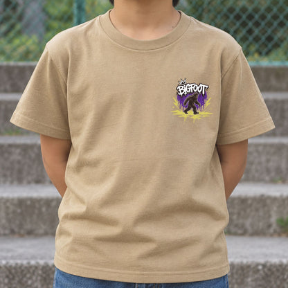 ワッペン風ワンポイント「BIGFOOT」キッズTシャツ サファリ 着用アップ サムネイル