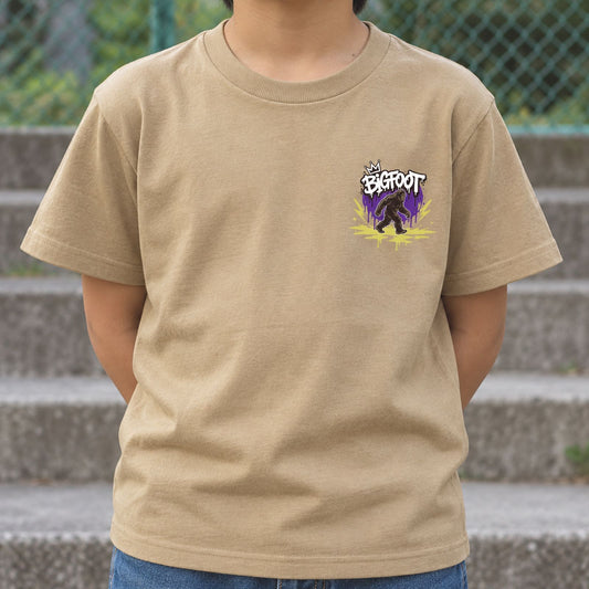 ワッペン風ワンポイント「BIGFOOT」キッズTシャツ サファリ 着用アップ サムネイル