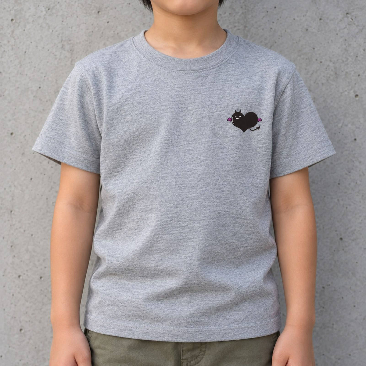 悪魔ハート「でももん」キッズTシャツ 杢グレー 着用アップ サムネイル