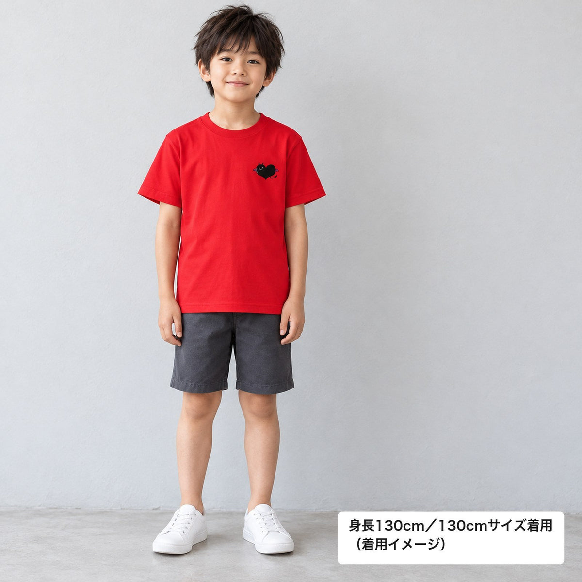 でももん キッズTシャツ レッド 着用全身（身長130cm・130サイズ着用）