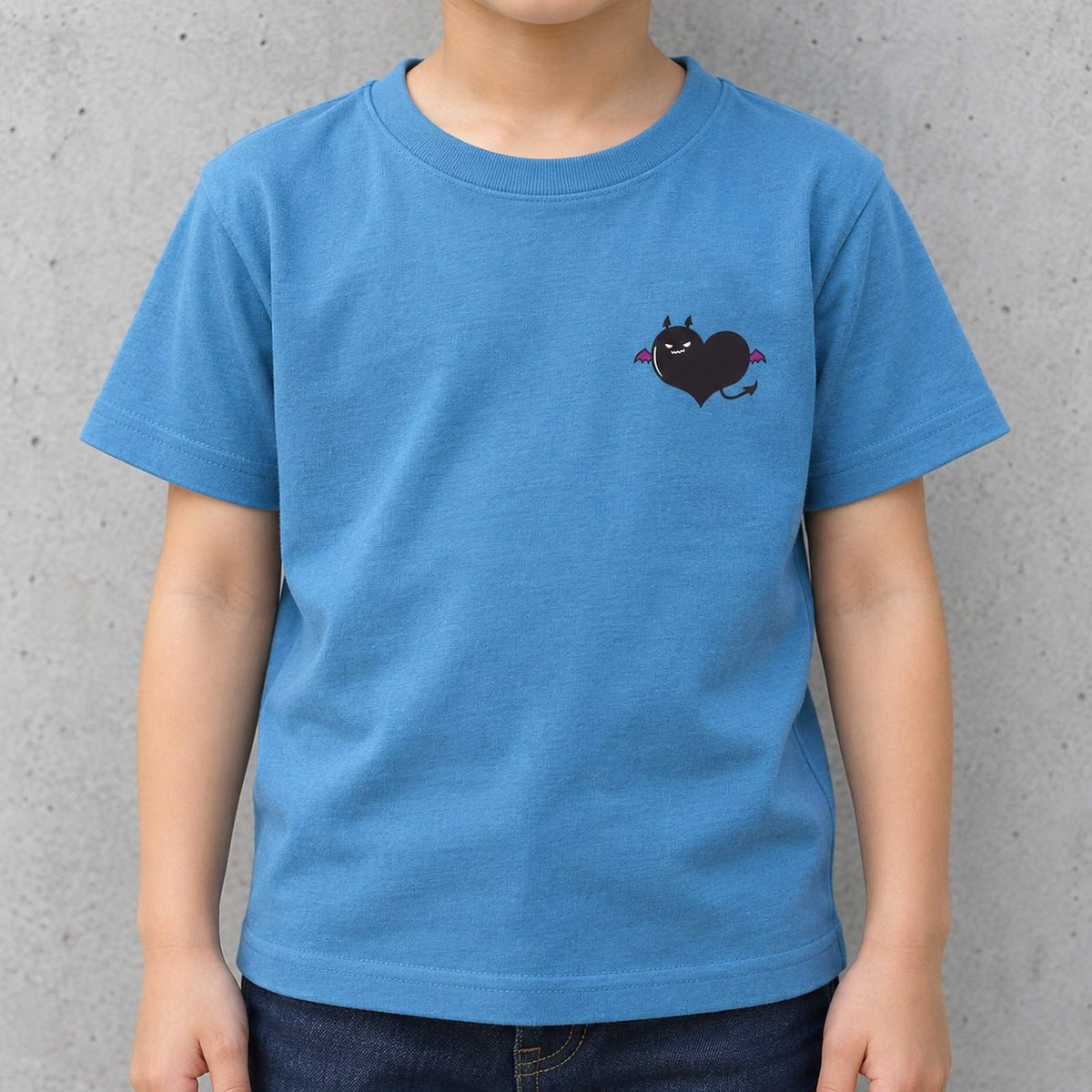 悪魔ハート「でももん」キッズTシャツ アシッドブルー 着用アップ サムネイル