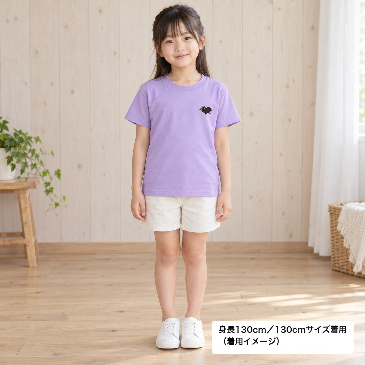 悪魔ハート「でももん」キッズTシャツ ライトパープル 着用全身（身長130cm・130サイズ着用）