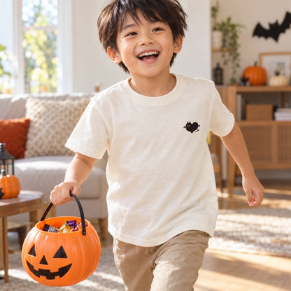 悪魔ハート「でももん」キッズTシャツ バニラホワイト 子どもの日常（ハロウィンのかぼちゃバケツ）
