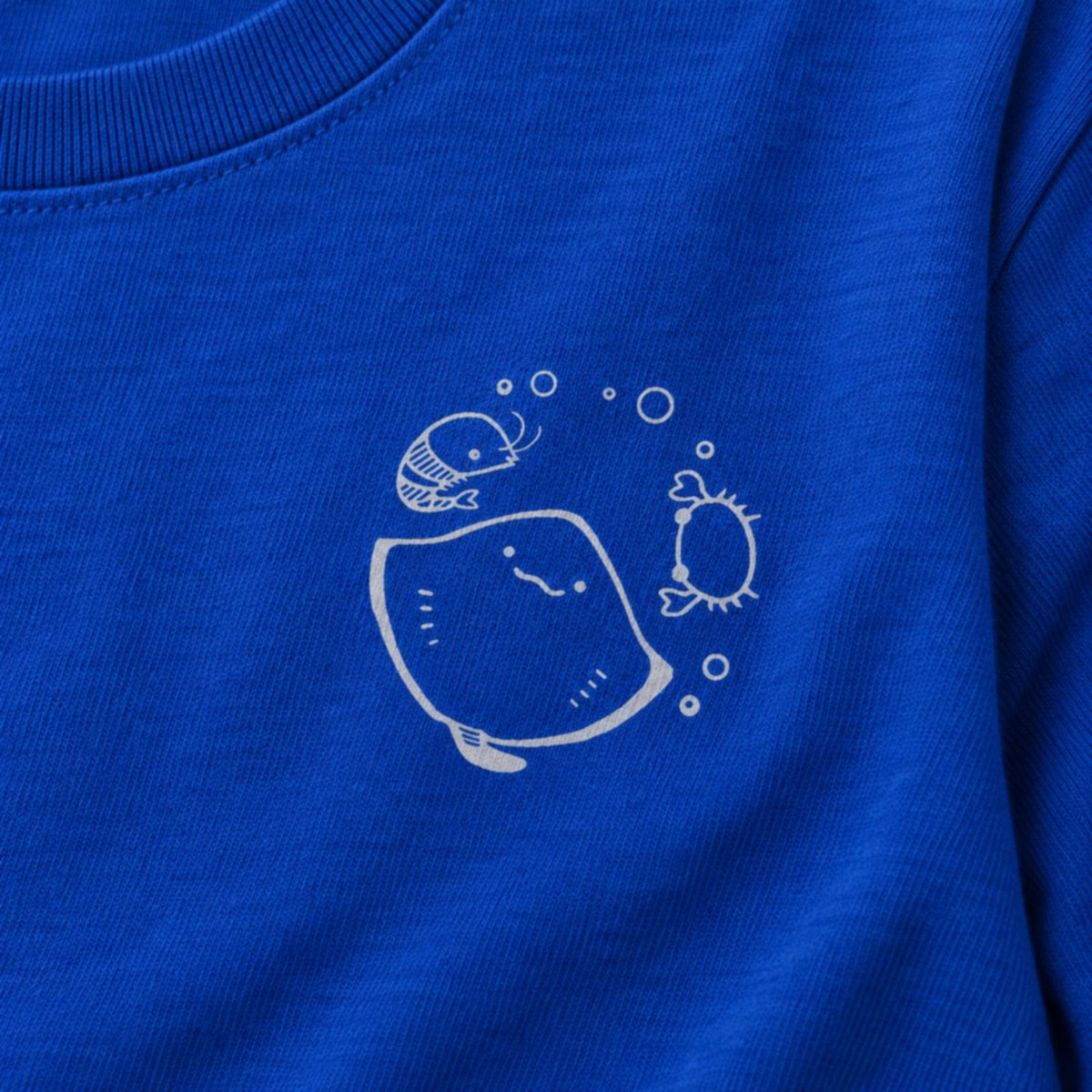 えいみょん（エイ）キッズ長袖Tシャツ ロイヤルブルー プリント接写・上質天竺の質感