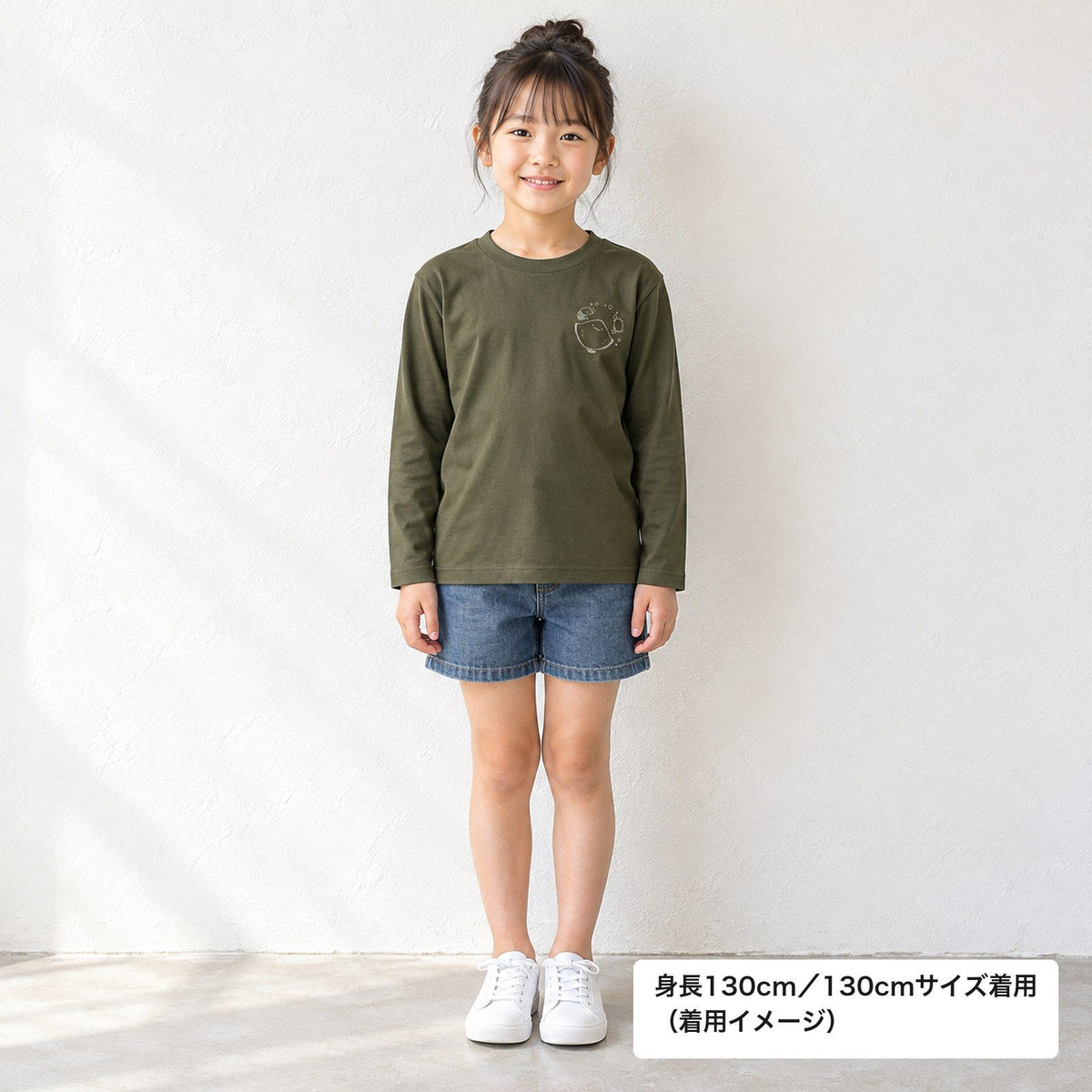 えいみょん（エイ）キッズ長袖Tシャツ アーミーグリーン 着用全身（身長130cm女の子・130cmサイズ着用）