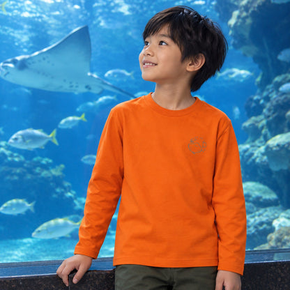 えいみょん（エイ）キッズ長袖Tシャツ オレンジ 男の子の日常（水族館でエイを見上げる）