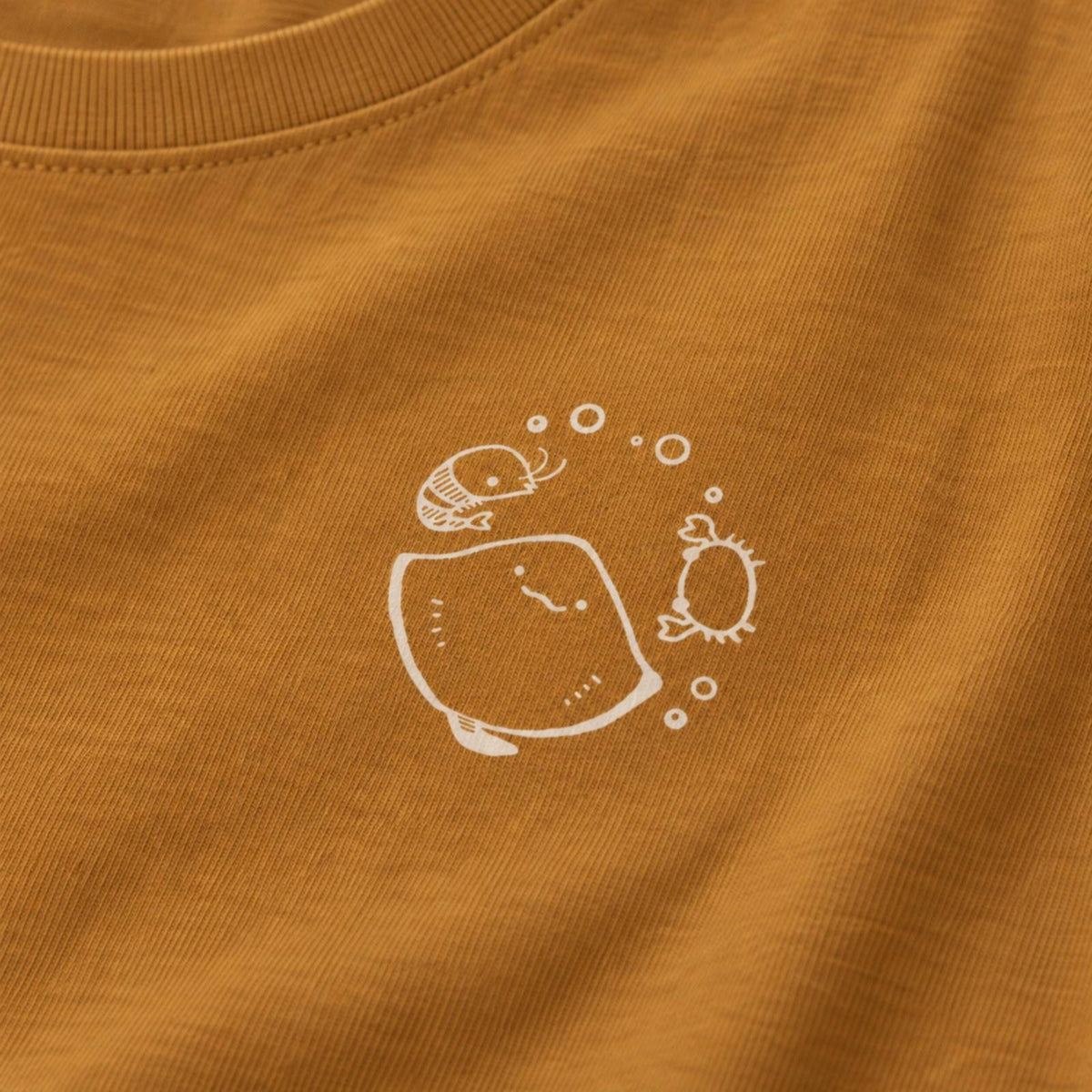 えいみょん ユニセックス袖リブ長袖Tシャツ キャメル プリント接写・上質天竺の質感