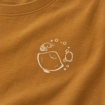 えいみょん ユニセックス袖リブ長袖Tシャツ キャメル プリント接写・上質天竺の質感