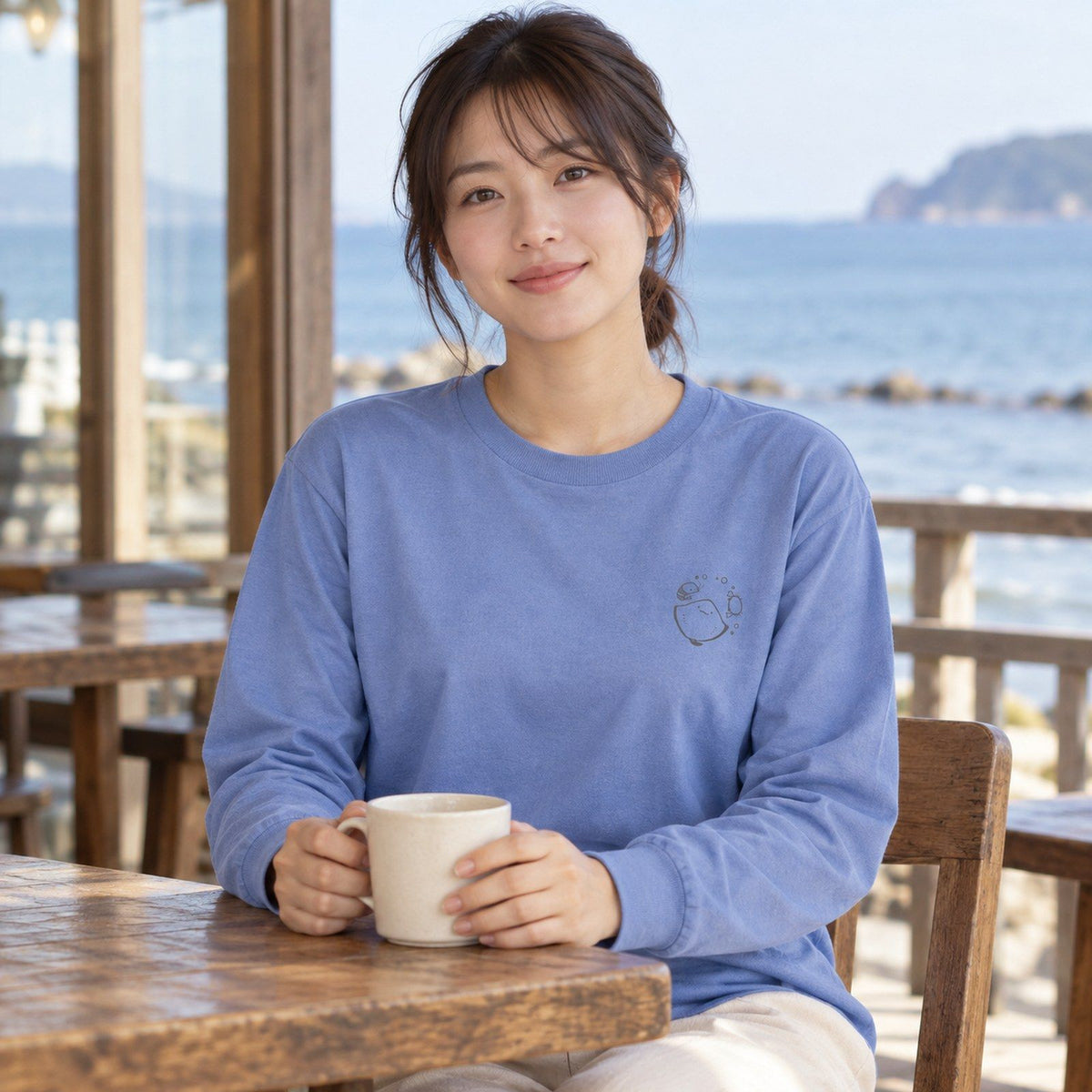 えいみょん ユニセックス袖リブ長袖Tシャツ ダスティブルー 休日の日常（海辺のカフェテラスでくつろぐ）