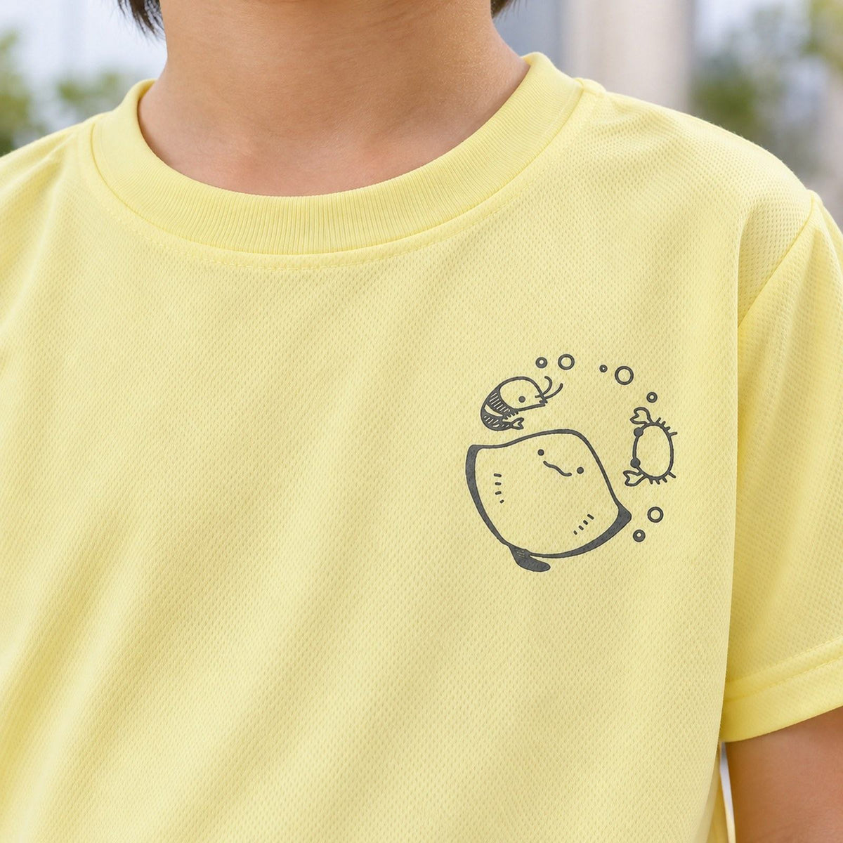 えいみょん キッズドライTシャツ ライトイエロー ディテール（首リブ・えいみょんワンポイント）