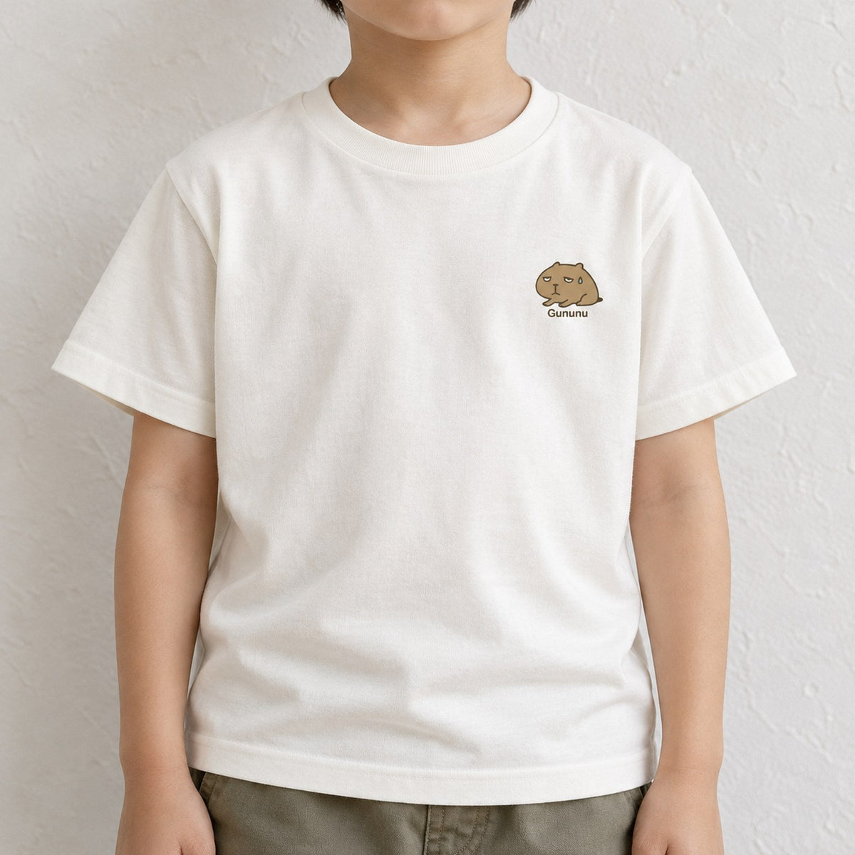カピバラ「Gununu」 キッズTシャツ アイボリー 着用アップ サムネイル