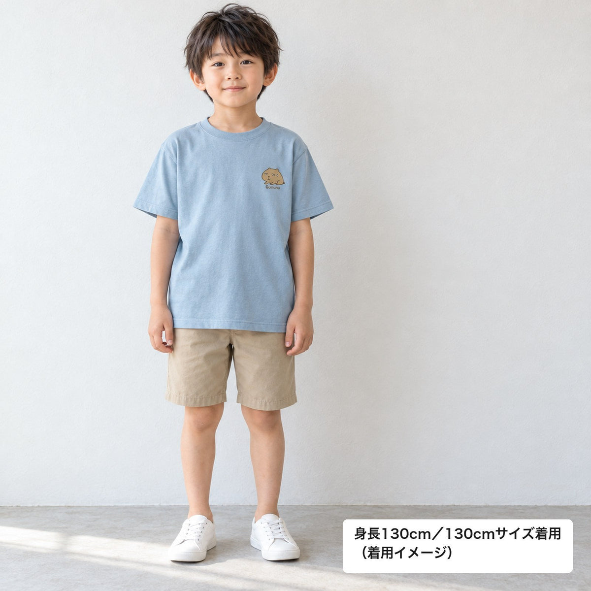 カピバラ「Gununu」 キッズTシャツ ペールグリーン 着用全身（身長130cm・130サイズ着用）
