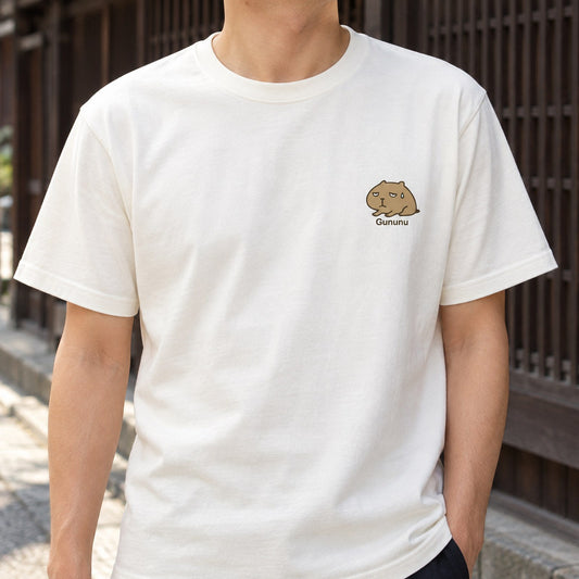 カピバラ ワンポイントTシャツ「Gununu」｜ぐぬぬ、でも今日もなんとか。