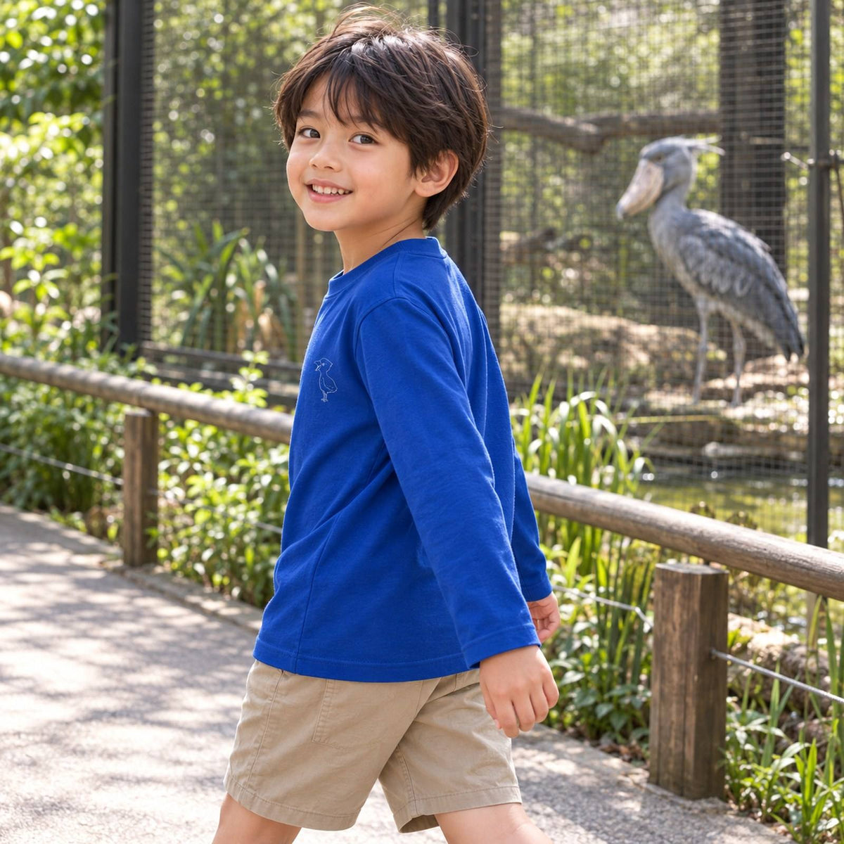 端弘コウ キッズ長袖Tシャツ ロイヤルブルー 休日の日常（動物園バードケージ前）