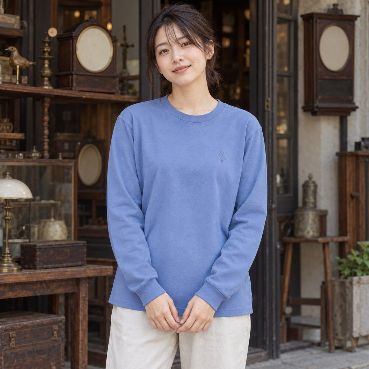 端弘コウ ユニセックス袖リブ長袖Tシャツ ダスティブルー 休日の日常（アンティークな店先で穏やかに過ごす）