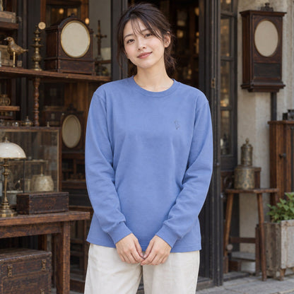端弘コウ ユニセックス袖リブ長袖Tシャツ ダスティブルー 休日の日常（アンティークな店先で穏やかに過ごす）