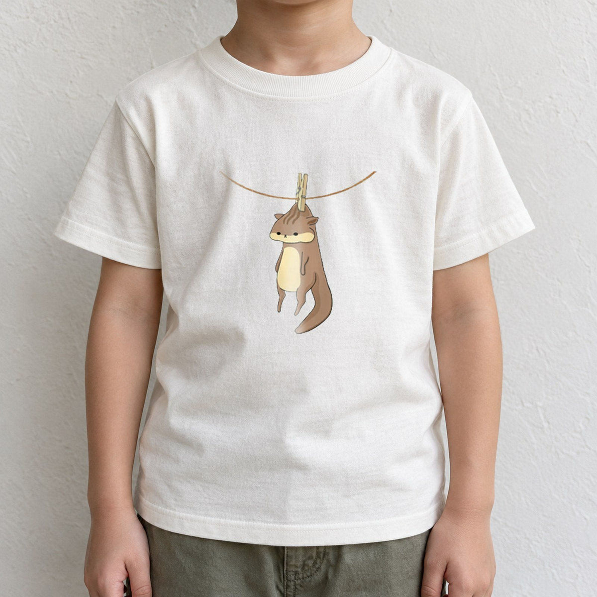 干されちゃったリス キッズTシャツ アイボリー 着用アップ サムネイル