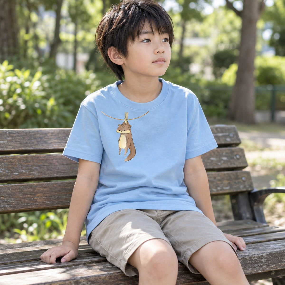干されちゃったリス キッズTシャツ ライトブルー 子どもの日常（公園で休憩）