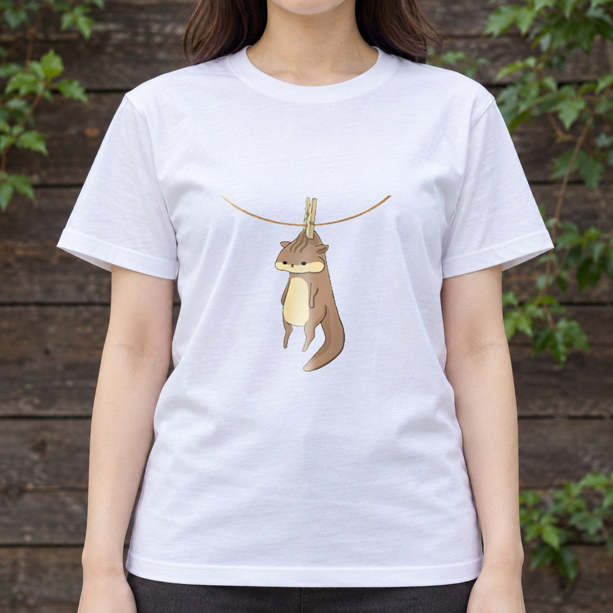 リス Tシャツ「干されちゃった」｜洗濯バサミで、ちょこん。