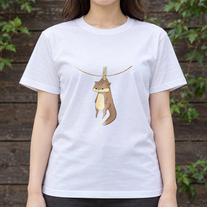 リス Tシャツ「干されちゃった」｜洗濯バサミで、ちょこん。