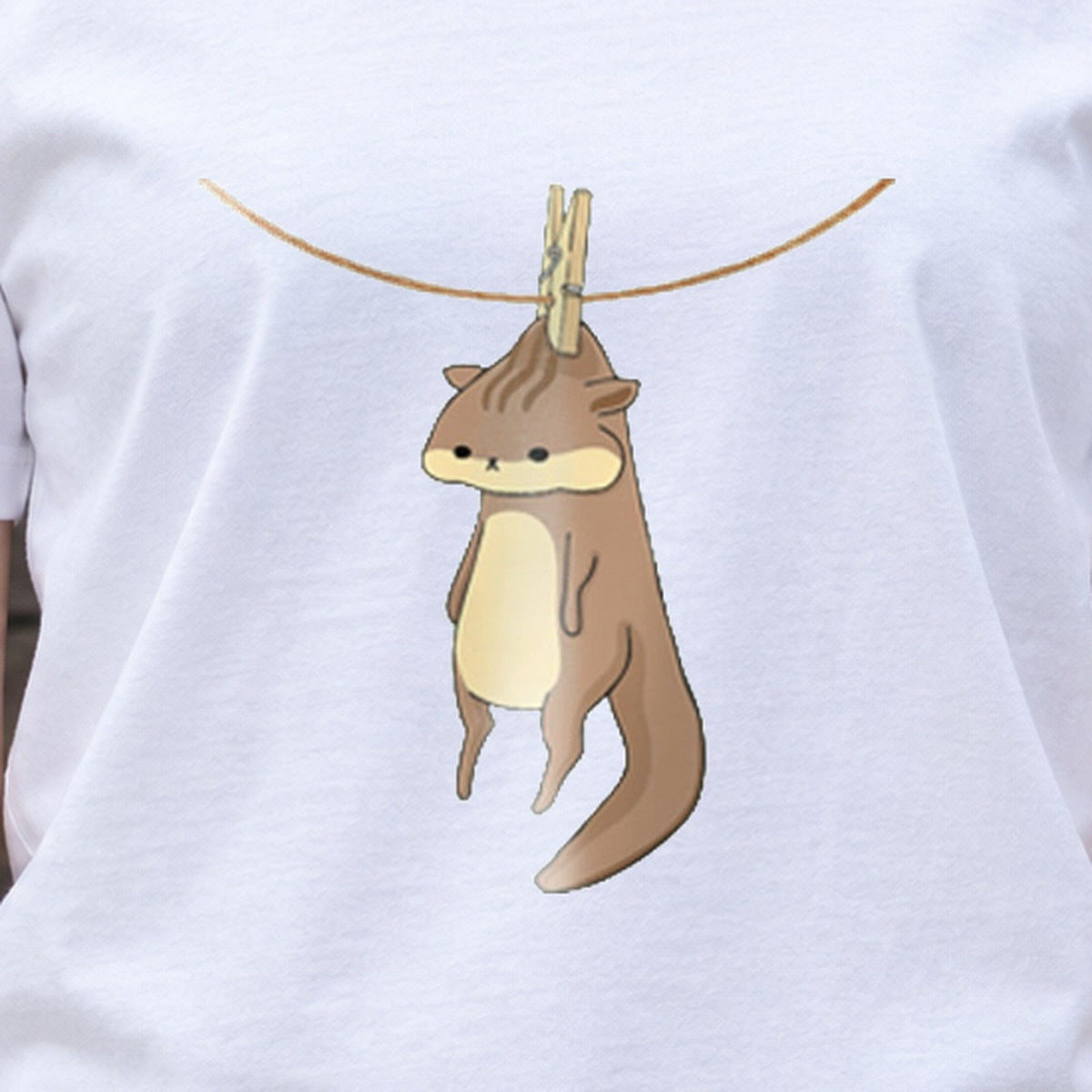 リス Tシャツ「干されちゃった」｜洗濯バサミで、ちょこん。