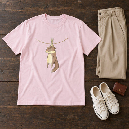 リス Tシャツ「干されちゃった」｜洗濯バサミで、ちょこん。