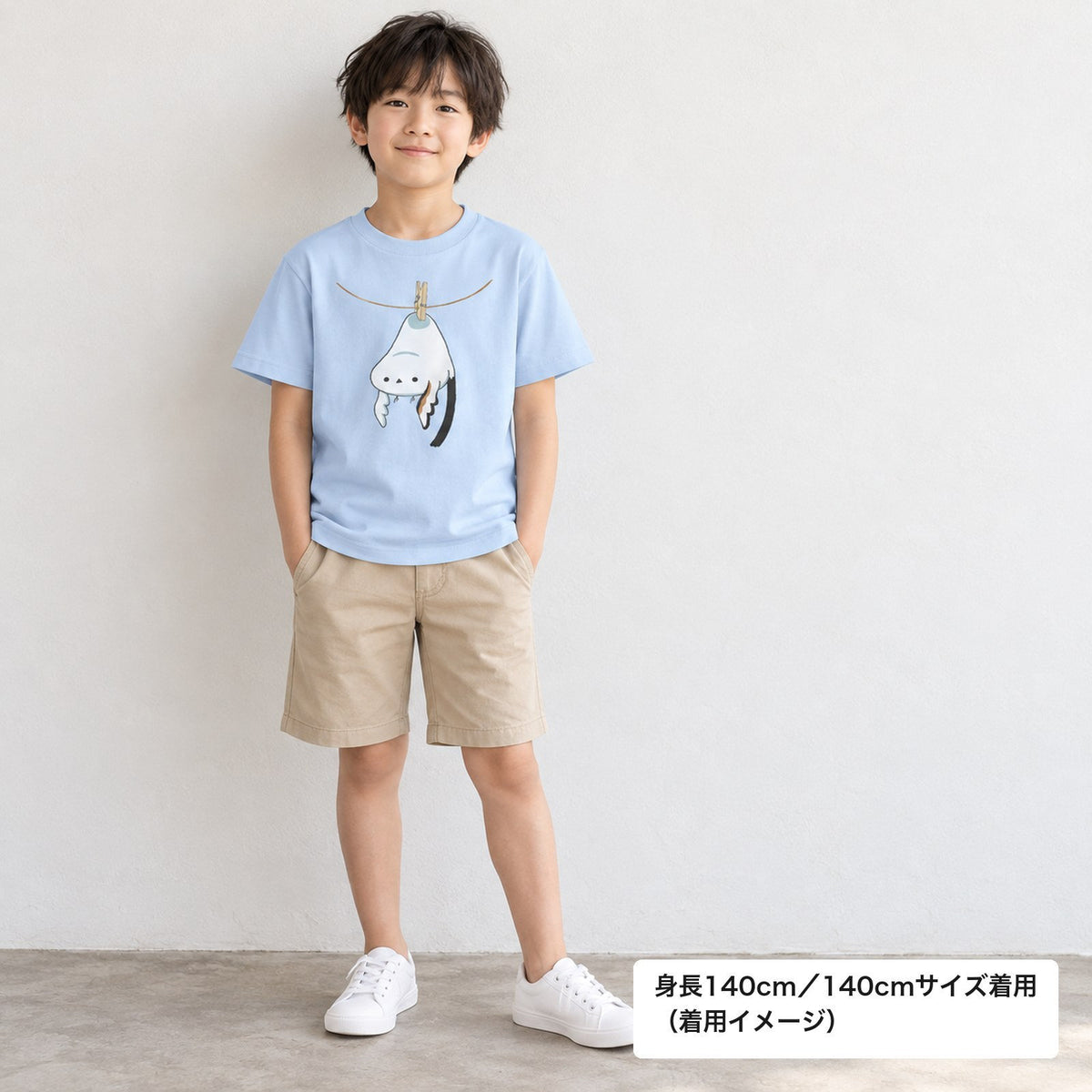 干されちゃったシマエナガ キッズTシャツ ライトブルー 着用全身（身長140cm・140サイズ着用）