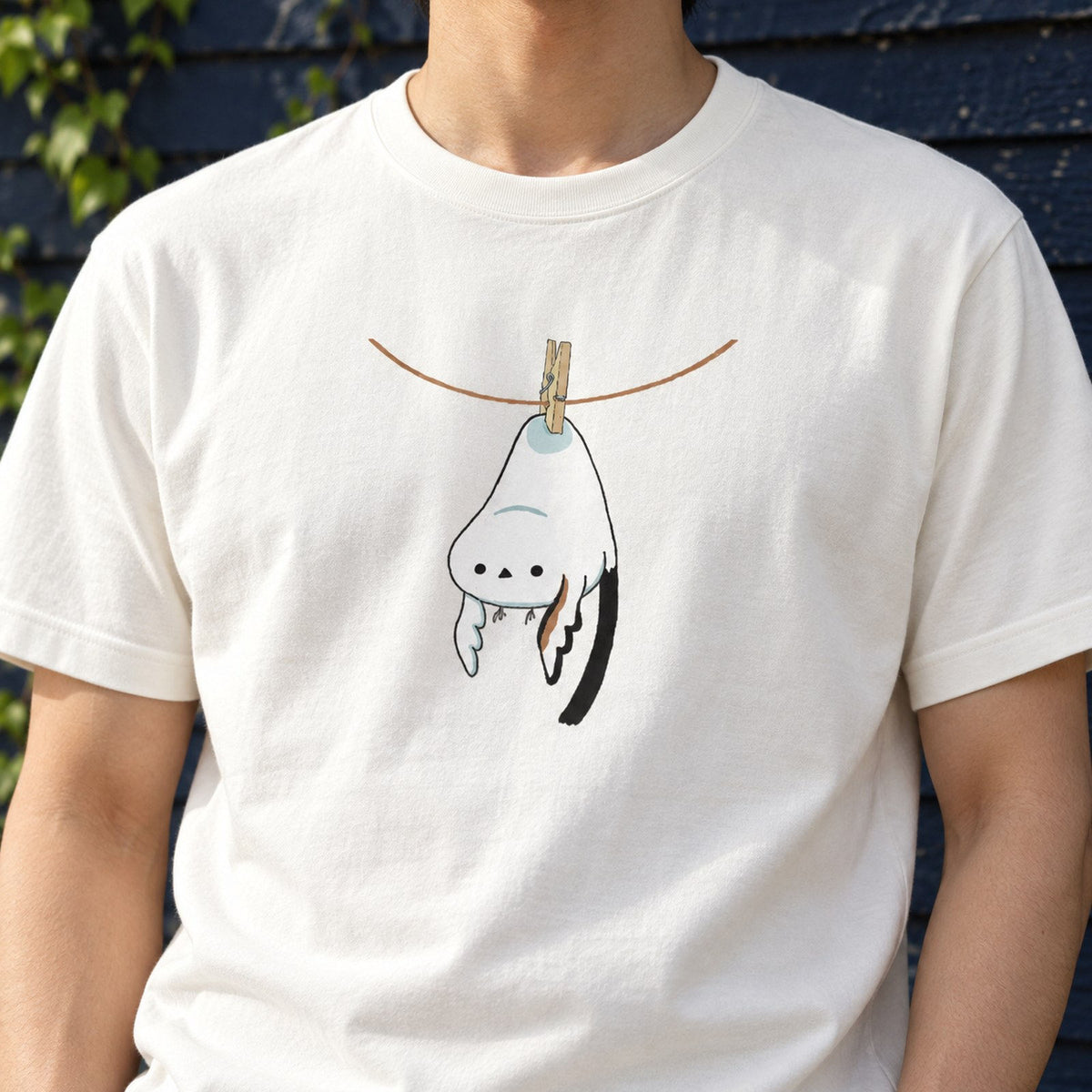 シマエナガ Tシャツ「干されちゃった」｜洗濯バサミで、ぷら〜ん。