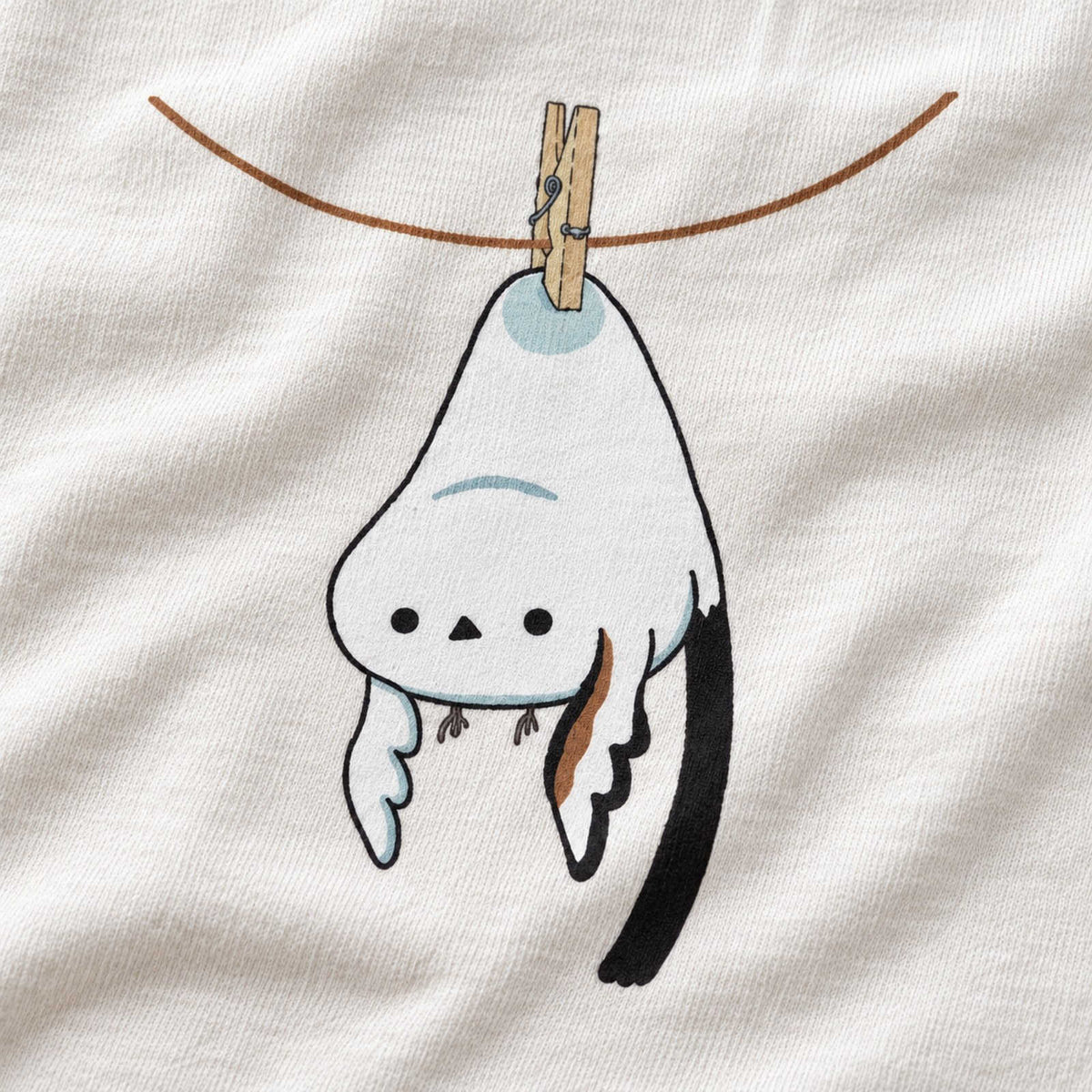 シマエナガ Tシャツ「干されちゃった」｜洗濯バサミで、ぷら〜ん。