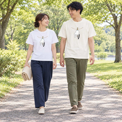 シマエナガ Tシャツ「干されちゃった」｜洗濯バサミで、ぷら〜ん。