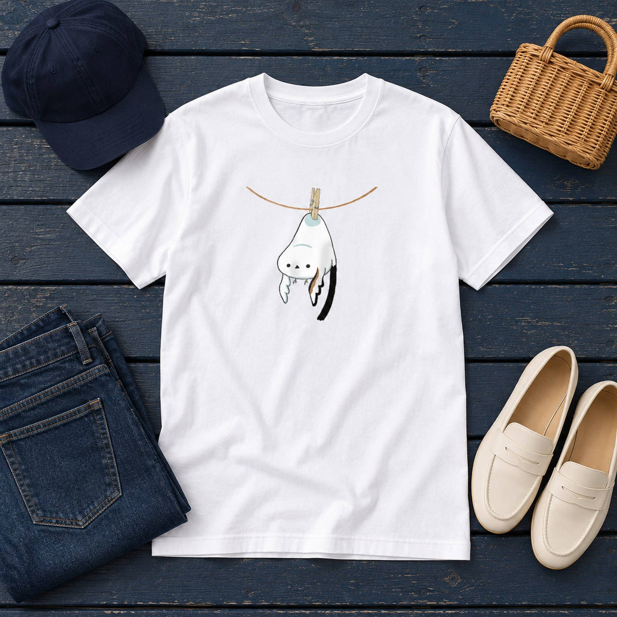 シマエナガ Tシャツ「干されちゃった」｜洗濯バサミで、ぷら〜ん。
