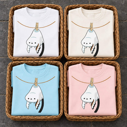 シマエナガ Tシャツ「干されちゃった」｜洗濯バサミで、ぷら〜ん。