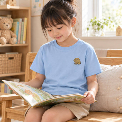 カピバラ「Kyo-mu」 キッズTシャツ パステルブルー 子どもの日常（子ども部屋で読書）