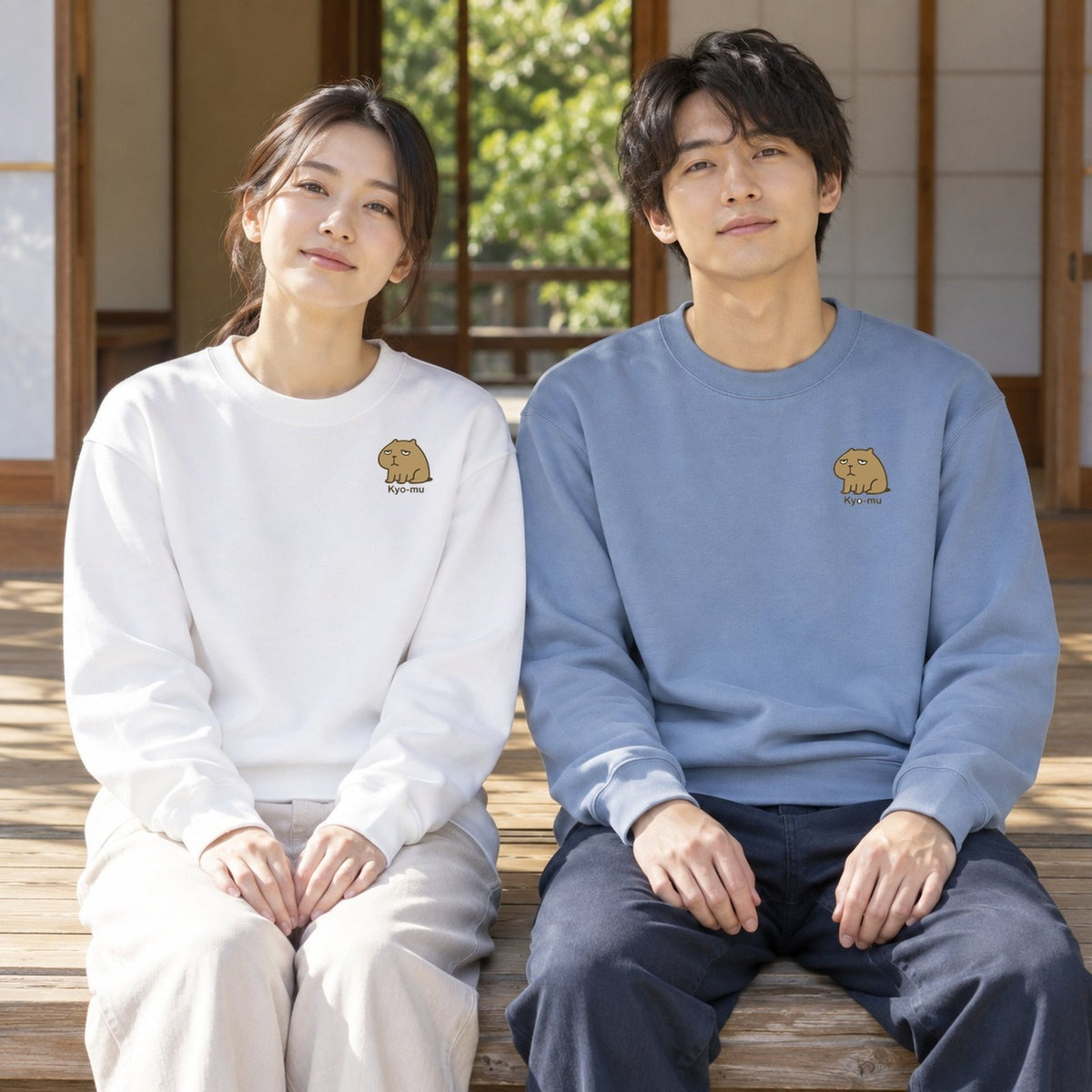 カピバラ「Kyo-mu」トレーナー 色違いのペアコーデ
