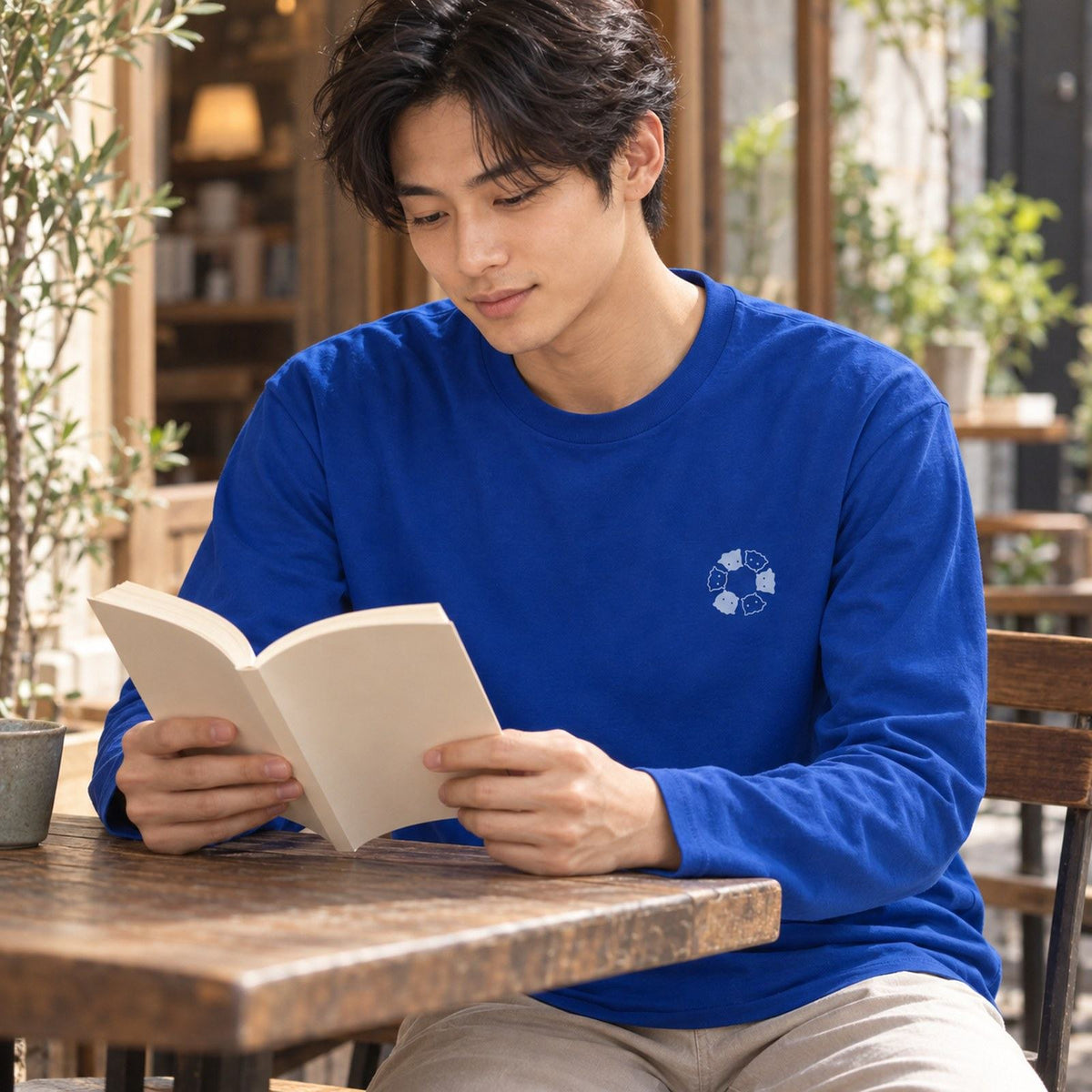 めんべーだー ユニセックス長袖Tシャツ ロイヤルブルー 休日の日常（ブックカフェのテラス席）