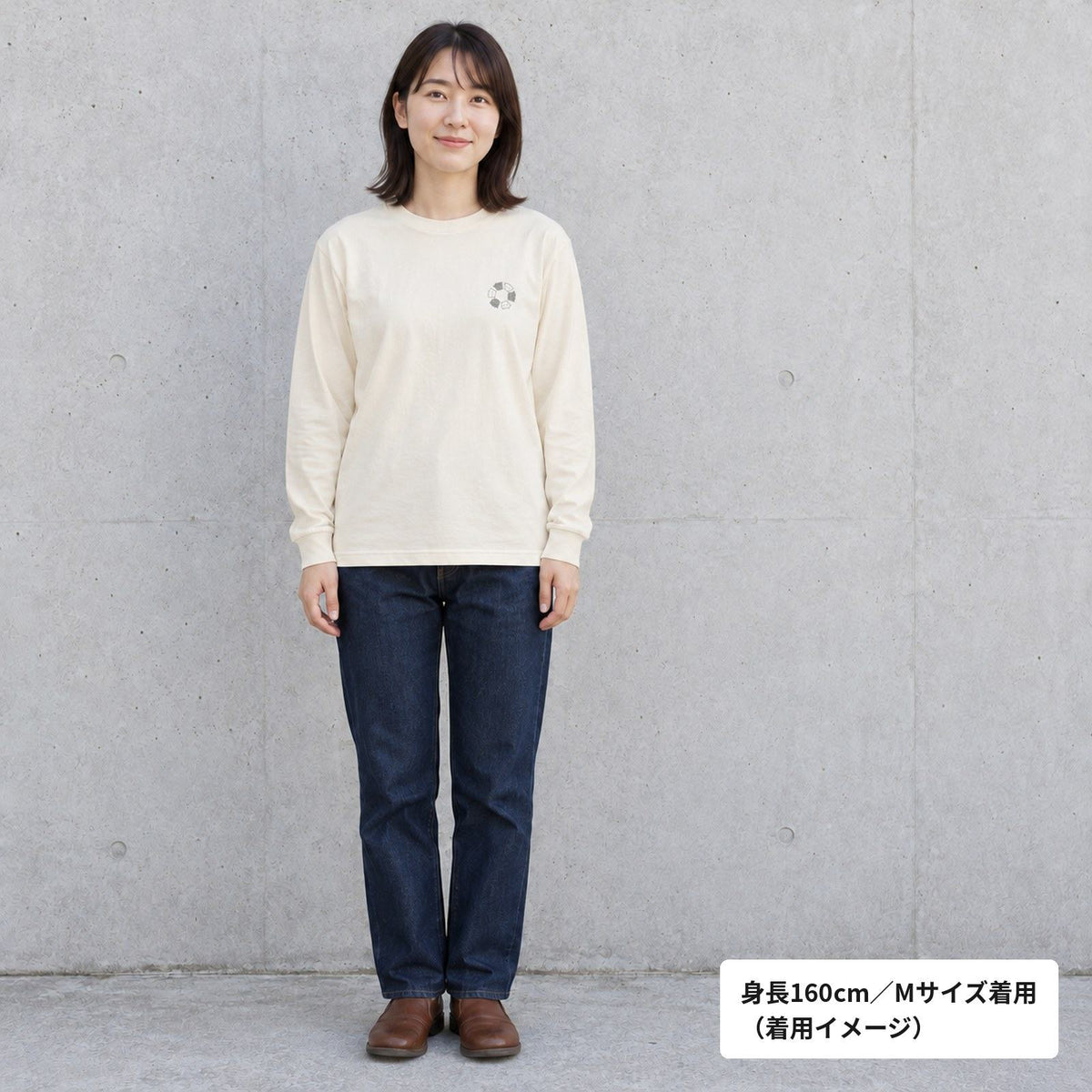めんべーだー（メンダコ）袖リブ長袖Tシャツ アイボリー 着用全身（身長160cm女性・Mサイズ着用）