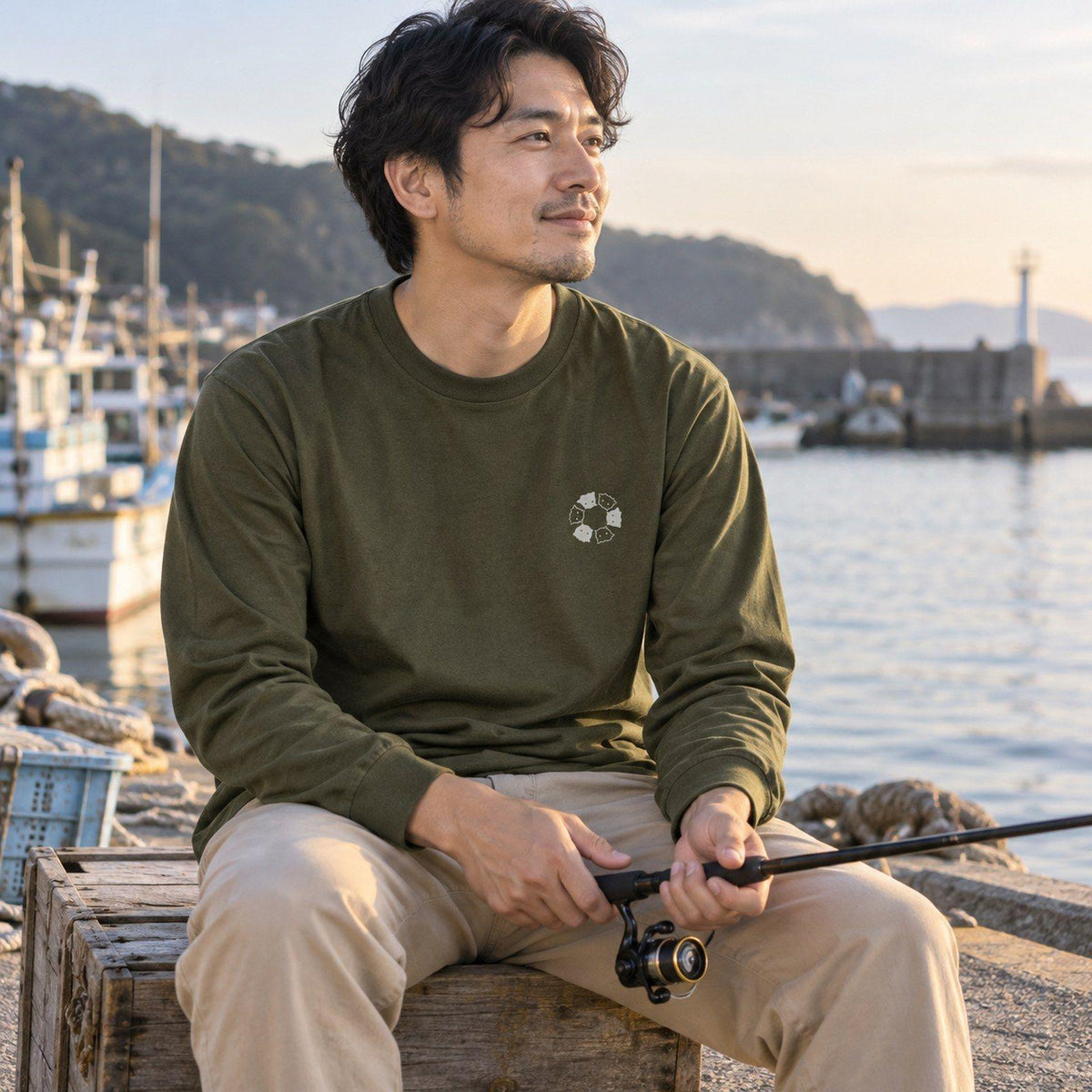 めんべーだー（メンダコ）袖リブ長袖Tシャツ アーミーグリーン 男性の日常（漁港の岸壁で釣り）