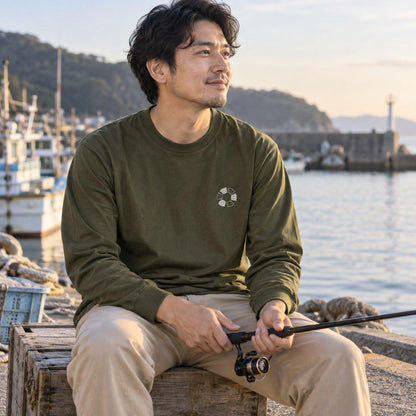 めんべーだー（メンダコ）袖リブ長袖Tシャツ アーミーグリーン 男性の日常（漁港の岸壁で釣り）
